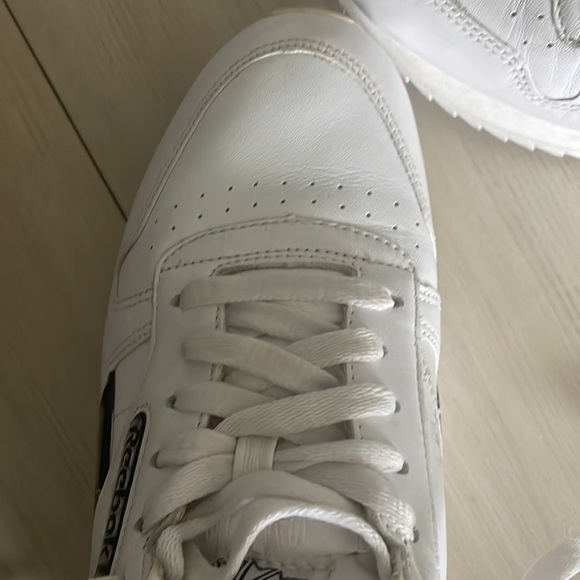 Classic Reebok white sneakers size 8 - Picture 4 of 4